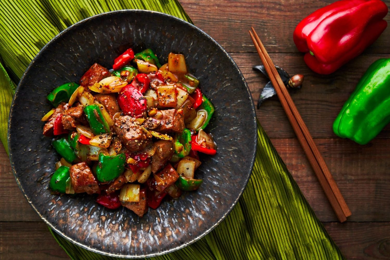 Món thịt bò xào ớt chuông tươi ngon, minh họa calo khi kết hợp