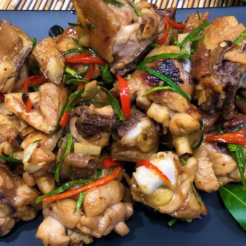 Món thịt gà rang lá chanh đã hoàn thành, sẵn sàng thưởng thức