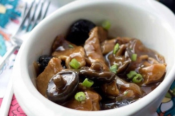 Món thịt gà xào nấm hương thơm lừng, hấp dẫn, nóng hổi