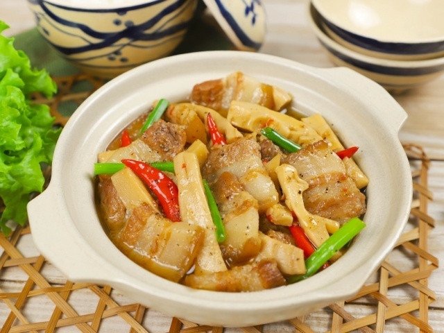Món thịt kho măng tươi giòn ngọt hấp dẫn