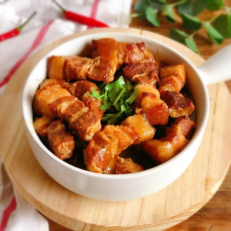 Món thịt kho tàu miền Bắc hoàn chỉnh, thơm lừng, thịt mềm tan trong miệng