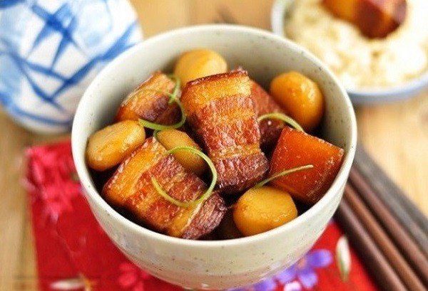 Món thịt kho tàu trứng cút đã hoàn thành với màu cánh gián hấp dẫn