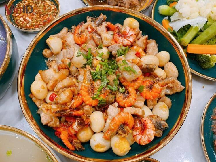 Món thịt kho tôm cùng với trứng cút đã được hoàn thành