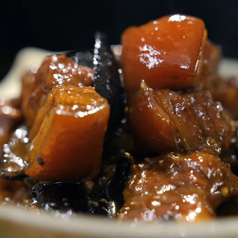Món thịt kho trám đen đã hoàn thành, màu sắc hấp dẫn