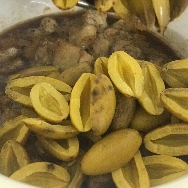 Món thịt kho trám xanh đã hoàn thành trong nồi đất