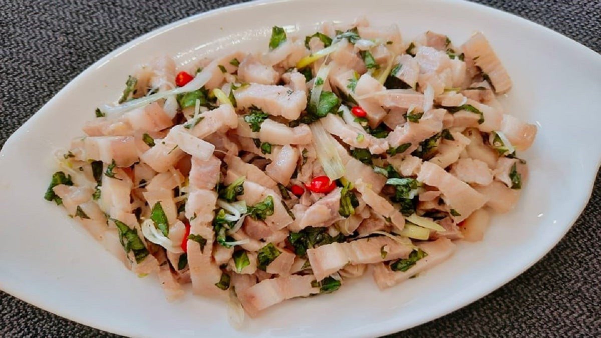 Món thịt lợn bóp chua ngọt thành phẩm bày trí đẹp mắt với rau thơm