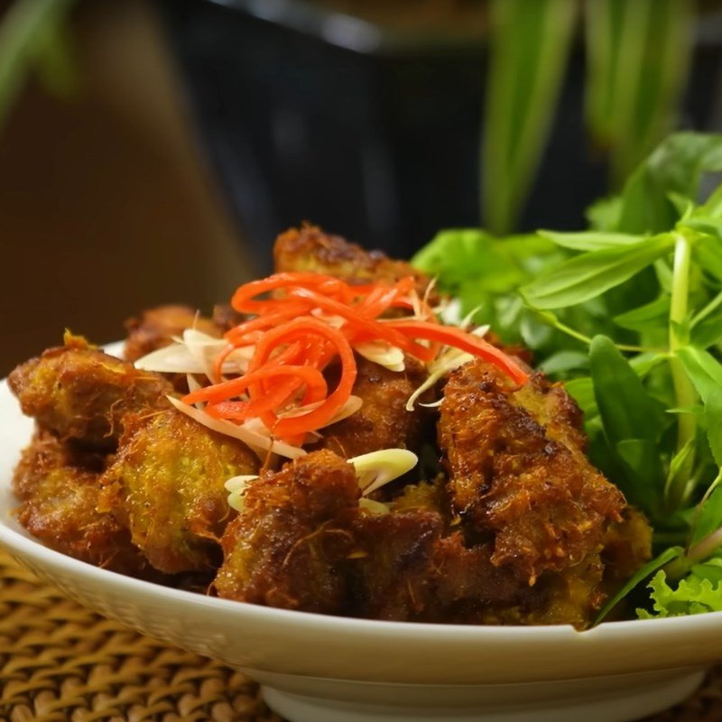 Món thịt lợn chiên riềng thành phẩm đẹp mắt, bày trí cùng rau sống