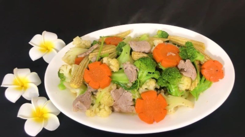 món thịt lợn nạc xào thập cẩm đầy màu sắc