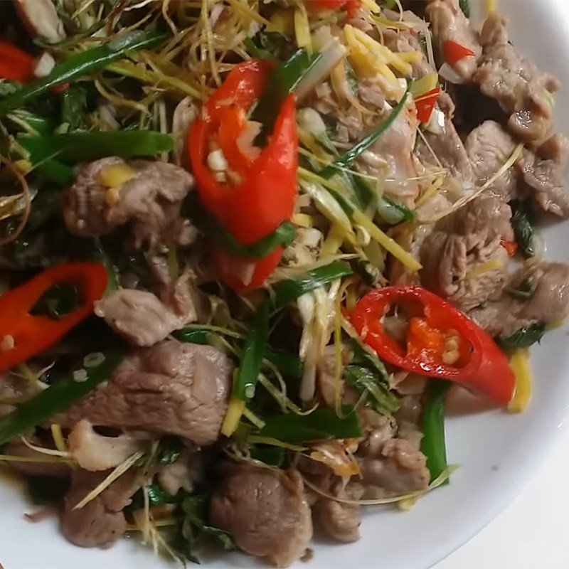 Món thịt ngan xào lăn đã hoàn thành với màu sắc hấp dẫn
