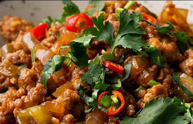 Món thịt ngựa băm xào xúc bánh đa giòn rụm