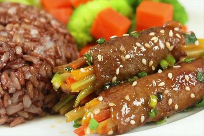 Món thịt ngựa cuộn rau củ nướng thơm lừng, hấp dẫn cho bữa cơm