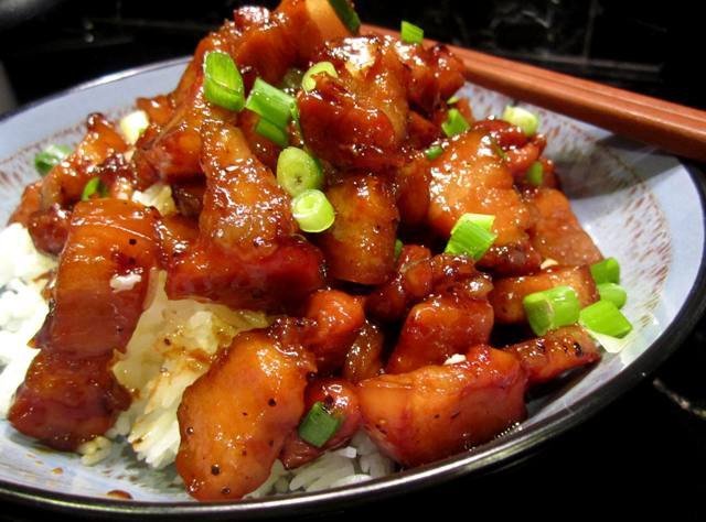 Món thịt rang nước mắm đã hoàn thành, màu sắc hấp dẫn