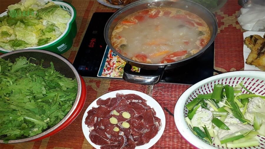 Món thịt trâu nhúng mẻ lá lốt nóng hổi sẵn sàng để thưởng thức cùng rau và bún