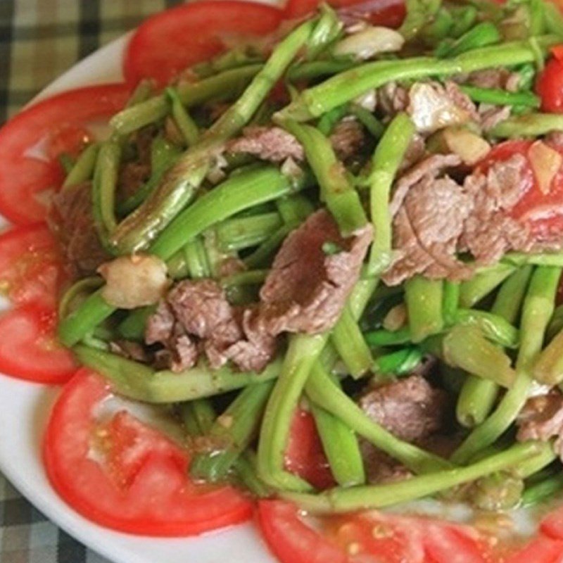 Món thịt trâu xào rau cần hấp dẫn trên bàn ăn