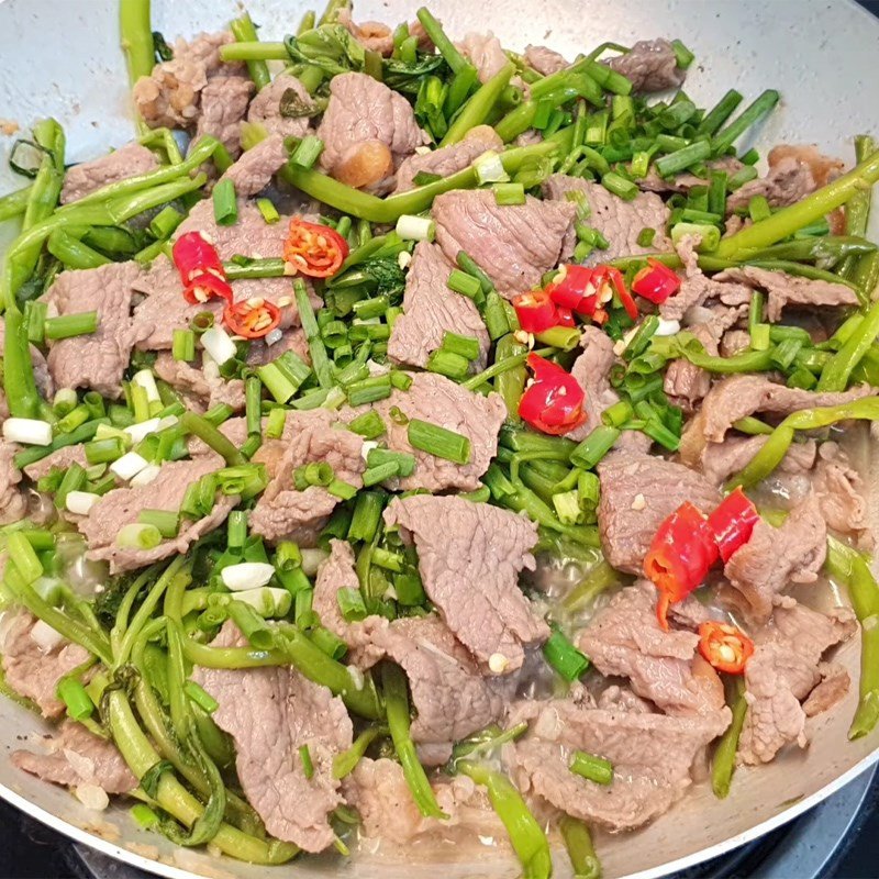 Món thịt trâu xào rau muống hoàn chỉnh trên đĩa