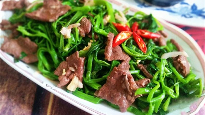 Món thịt trâu xào rau muống thành phẩm, thịt trâu mềm ngon, rau xanh giòn