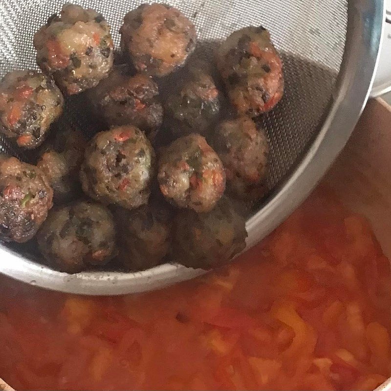 Món thịt viên rau củ sốt cà chua hoàn chỉnh, một lựa chọn kiểm soát calo