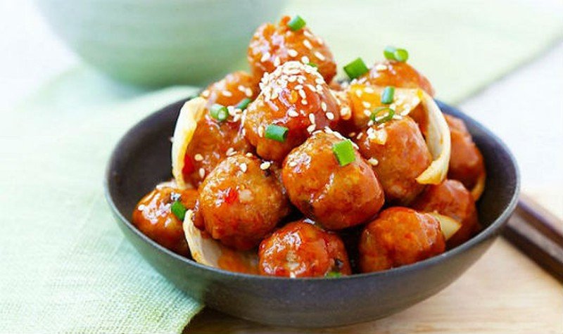 Món thịt viên sốt cà chua tròn trịa, hấp dẫn
