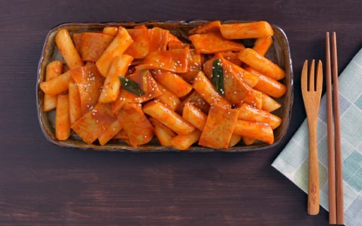 Món tokbokki hấp dẫn với bánh gạo mềm dẻo và nước sốt cay ngọt đặc trưng, được nhiều người yêu thích.