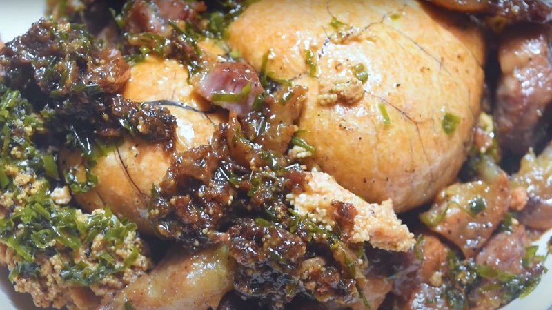 món trứng cá kho tiêu cay nhẹ, thơm lừng