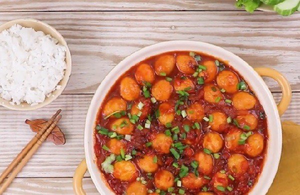 Món trứng cút sốt cà chua hấp dẫn, màu sắc bắt mắt