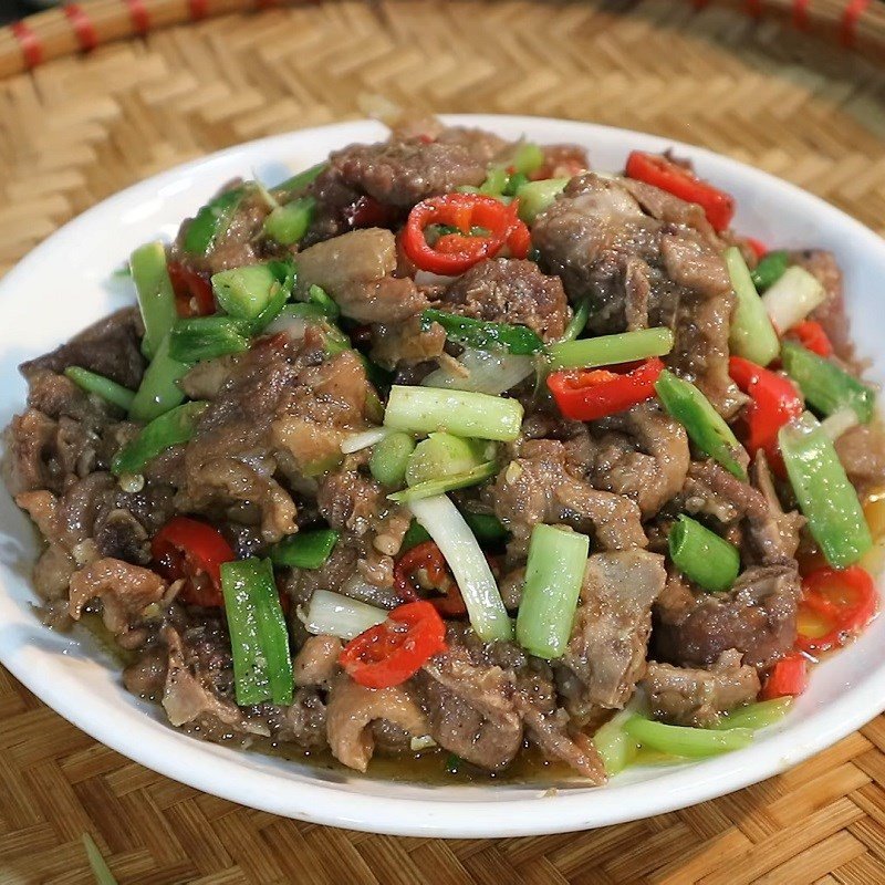 Món vịt hầm bia nóng hổi, trình bày đẹp mắt