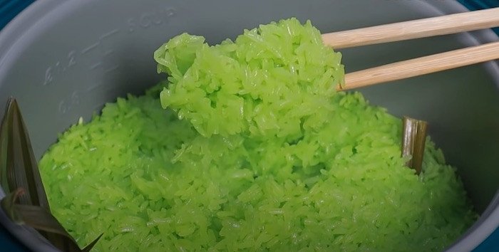 Món xôi lá dứa sau khi nấu có màu xanh hấp dẫn, xôi mềm dẻo thơm ngậy