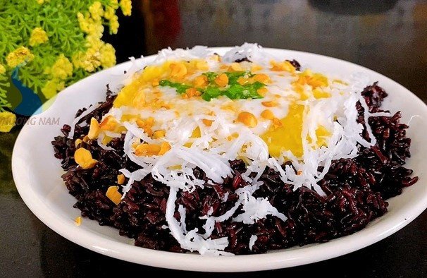 Món xôi nếp than thành phẩm với các loại topping hấp dẫn