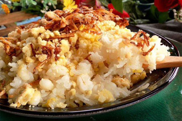Món xôi ngô nếp dẻo thơm với đậu xanh và hành phi vàng rụm
