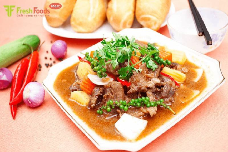 Món xương bò hầm ăn bánh mì thành phẩm nóng hổi, thịt mềm nhừ, rau củ thấm vị