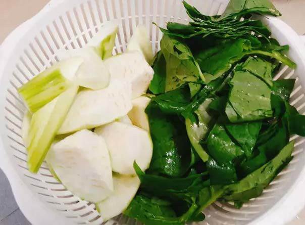 Mồng tơi và mướp hương tươi ngon đã được sơ chế sạch sẽ để nấu canh