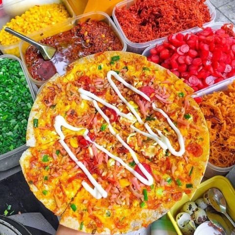 Một bánh tráng nướng truyền thống hấp dẫn, với trứng, hành lá và các loại topping phổ biến