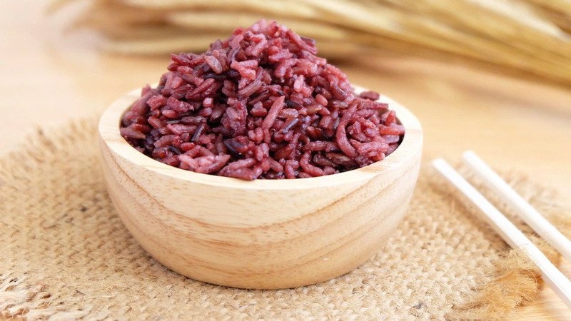 Một bát cơm gạo lứt đã nấu chín với lượng calo được ước tính