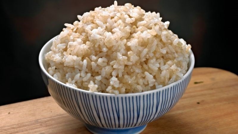 Một bát cơm gạo lứt thành phẩm có bao nhiêu calo