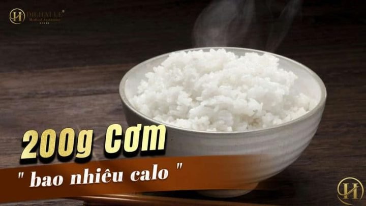 200gr Cơm Bao Nhiêu Calo? Phân Tích Chi Tiết Cho Chế Độ Ăn Một bát cơm trắng nóng hổi trên bàn ăn