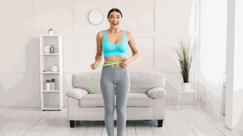 Một bát hạt mắc ca khô, món ăn vặt lành mạnh hỗ trợ quá trình giảm cân và kiểm soát năng lượng.