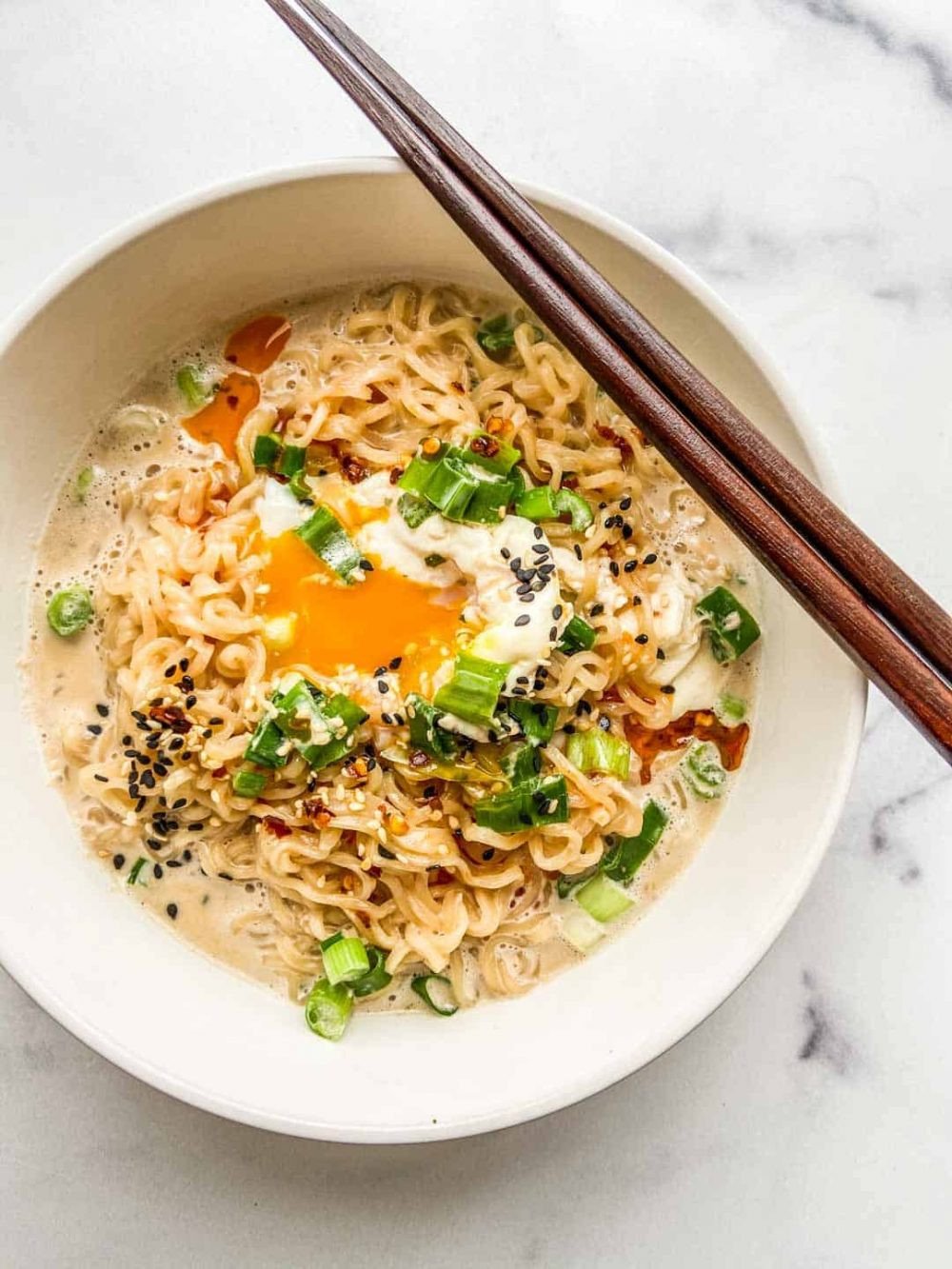 Một bát mì ăn liền được chế biến đơn giản bằng đũa
