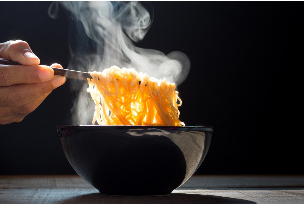 Một bát mì Gấu Đỏ với đầy đủ màu sắc từ rau và trứng