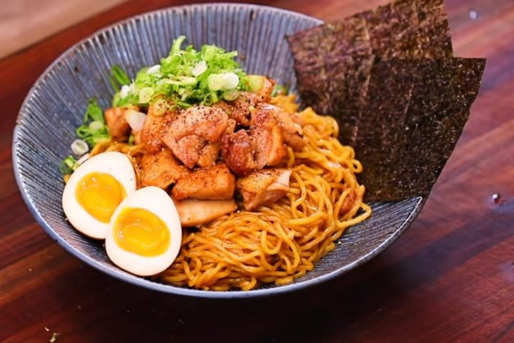 Một bát mì ramen Tonkotsu nóng hổi với thịt xá xíu, trứng lòng đào và hành lá