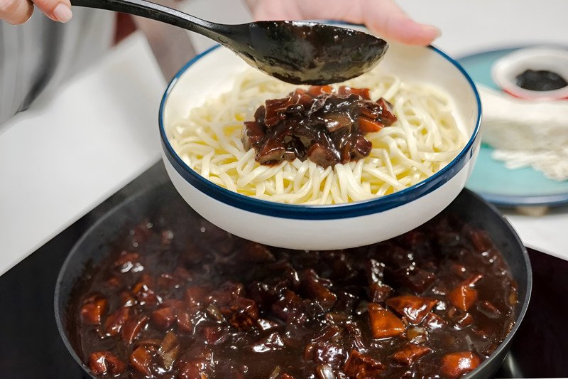 Một bát mì tương đen hấp dẫn, minh họa câu hỏi mì tương đen Koreno bao nhiêu calo