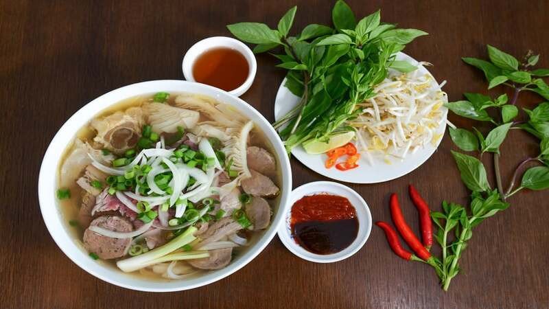 Một bát phở bò nóng hổi với thịt, bánh phở và nước dùng thơm ngon