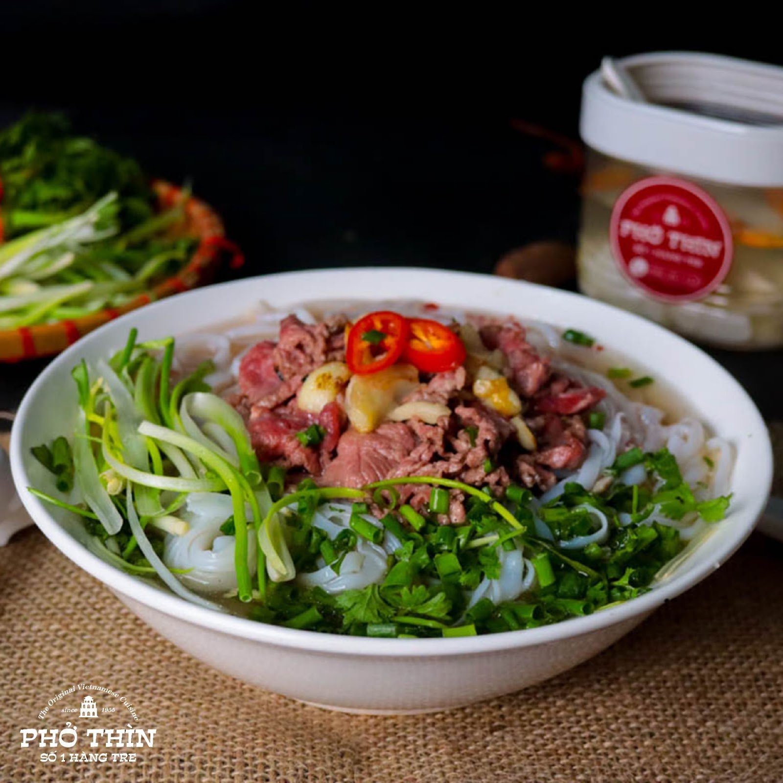 Một bát phở bò tái lăn hấp dẫn