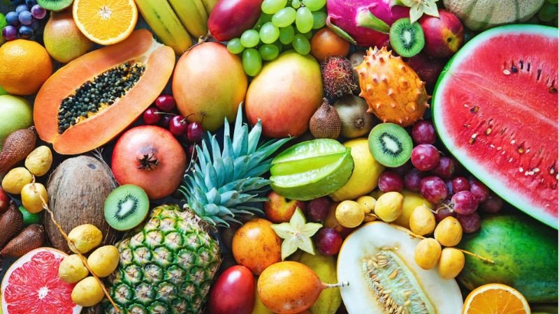Một bát salad trái cây tươi mát gồm thơm (dứa) và các loại quả khác, tượng trưng cho bữa ăn nhẹ đầy đủ dưỡng chất.
