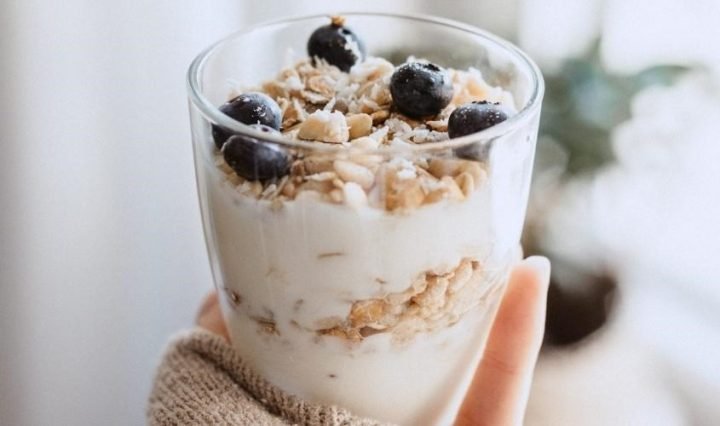 Một bát sữa chua yến mạch cơ bản với trái cây tươi