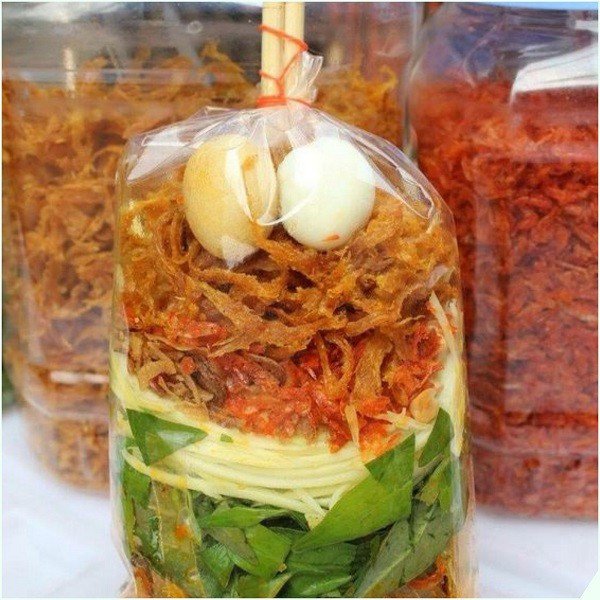 Một bịch bánh tráng trộn truyền thống với sốt bánh tráng trộn đặc trưng