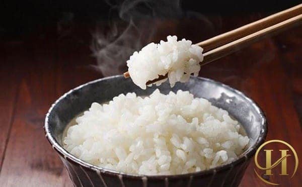 Một bữa cơm gia đình với bát cơm trắng và các món ăn kèm tươi ngon