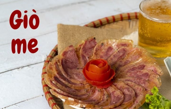 Giò Bê Bao Nhiêu Calo? Phân Tích Dinh Dưỡng Toàn Diện Một cây giò bê nguyên khối và các lát giò bê đã cắt