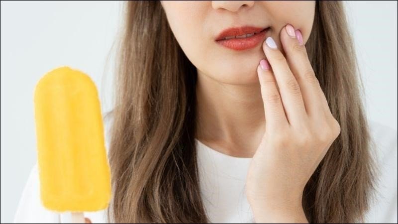 Một cây kem socola vỏ giòn đã ăn dở, nhắc nhở về việc tiêu thụ có chừng mực để tránh tác hại sức khỏe