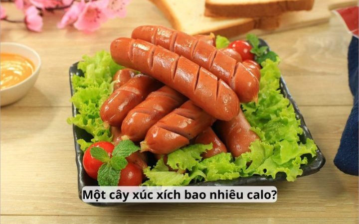 Một cây xúc xích xông khói bao nhiêu calo là thắc mắc chung của nhiều người