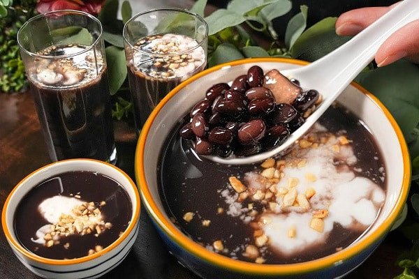 Một chén chè đậu đen truyền thống thơm ngon, hạt đậu mềm bùi